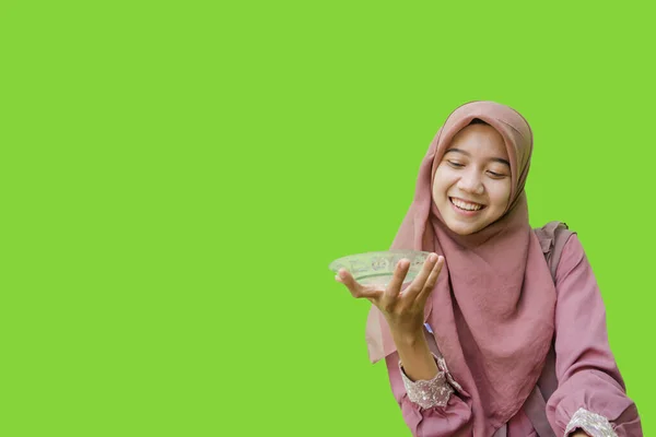 Piękna Azjatycka Kobieta Nosi Hidżab Trzymając Pusty Talerz Dłoni Zielonym — Zdjęcie stockowe