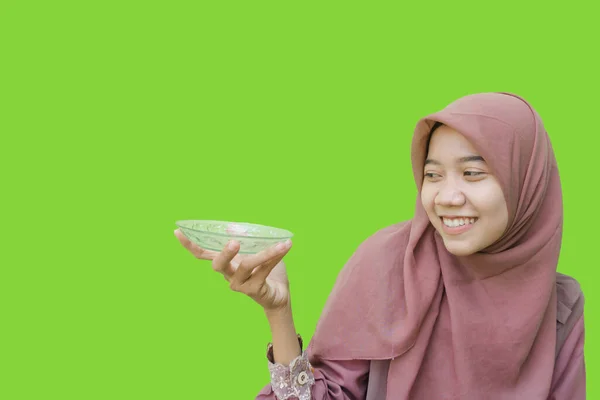 Красивая Азиатская Женщина Хиджабе Держит Пустую Тарелку Руке Зеленым Фоном — стоковое фото