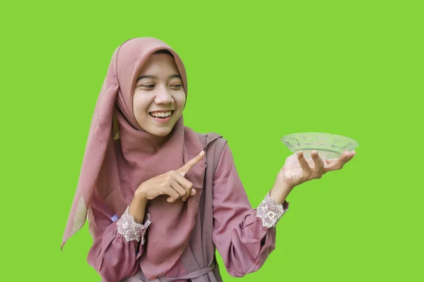 Beautiful Asian Woman Wearing Hijab Pointing Empty Plate She Hold — Stock Photo, Image