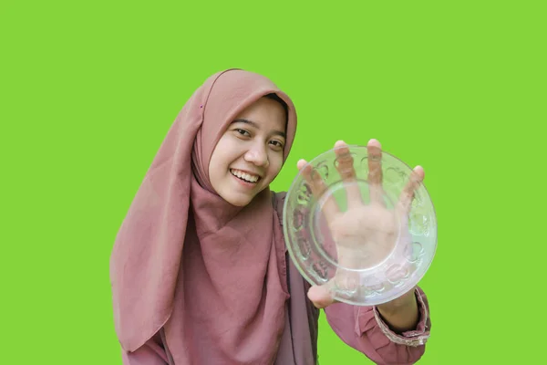 Piękna Azjatycka Kobieta Nosi Hidżab Trzymając Pusty Talerz Dłoni Zielonym — Zdjęcie stockowe