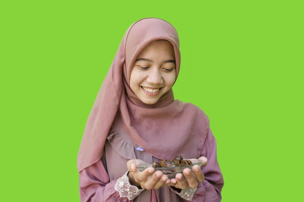 Bela Muçulmano Asiático Mulher Hijab Segurando Prato Datas Orando Quebrar — Fotografia de Stock
