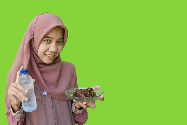Vacker Muslimsk Asiatisk Kvinna Hijab Håller Tallrik Med Datum Och — Stockfoto