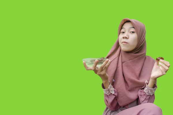 Hermosa Mujer Asiática Hijab Comer Fechas Para Romper Rápido Con —  Fotos de Stock