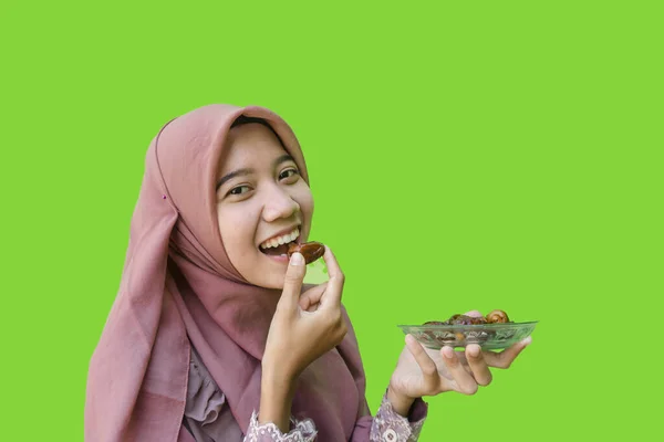 아름다운 아시아 초록색 변하는 데이트를 이슬람 라마단 개념으로 히잡을 이슬람 — 스톡 사진