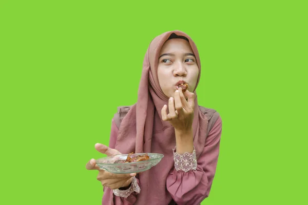 Schöne Asiatische Frau Hijab Essen Dates Zum Fastenbrechen Mit Grünem — Stockfoto