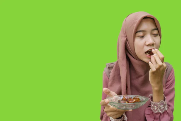 Όμορφη Ασιατική Γυναίκα Hijab Τρώει Ημερομηνίες Για Σπάσιμο Γρήγορα Πράσινο — Φωτογραφία Αρχείου