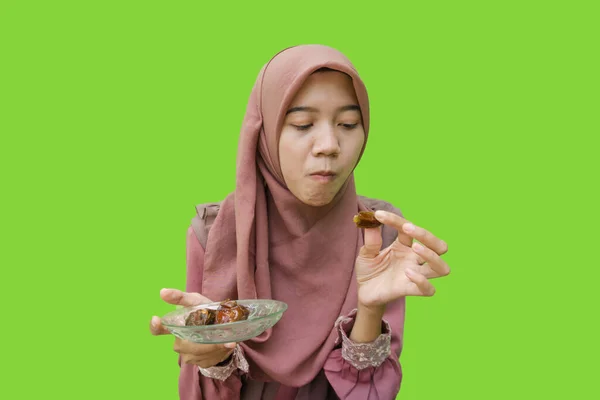 Beautiful Asian Woman Hijab Eating Dates Breaking Fast Green Background — Stock Photo, Image