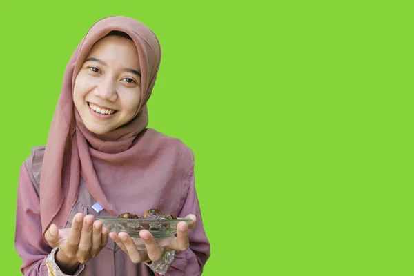 Krásná Asijská Žena Hidžáb Drží Talíř Dat Ruce Pro Lámání — Stock fotografie