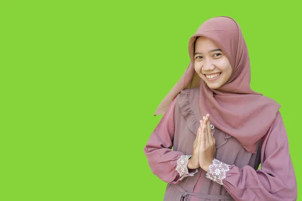 Bela Asiático Muçulmano Mulher Hijab Posando Saudação Mãos Durante Ramadã — Fotografia de Stock