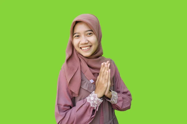 Schöne Asiatische Muslimische Frau Hijab Posiert Grüßende Hände Während Ramadan — Stockfoto