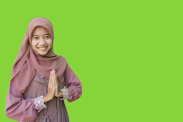 Piękny Azjatycki Muzułmanin Kobieta Hidżab Pozowanie Pozdrowienia Ręce Podczas Ramadan — Zdjęcie stockowe