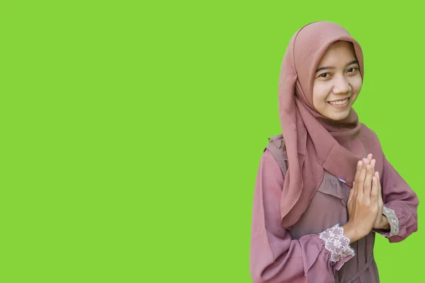 美しいアジア系イスラム教徒の女性ヒジャーブはラマダーン中に挨拶の手をポーズし 緑の背景を持つId Fitrを祝います — ストック写真
