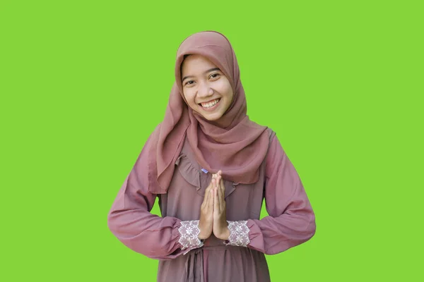 Όμορφη Ασιατική Μουσουλμάνα Γυναίκα Hijab Θέτοντας Χαιρετισμό Χέρια Κατά Διάρκεια — Φωτογραφία Αρχείου