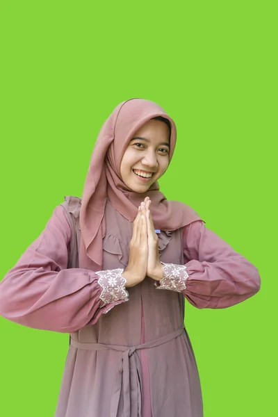 美丽的亚裔穆斯林女子头巾 在拉马丹期间举手致礼 庆祝有绿色背景的开斋节 — 图库照片