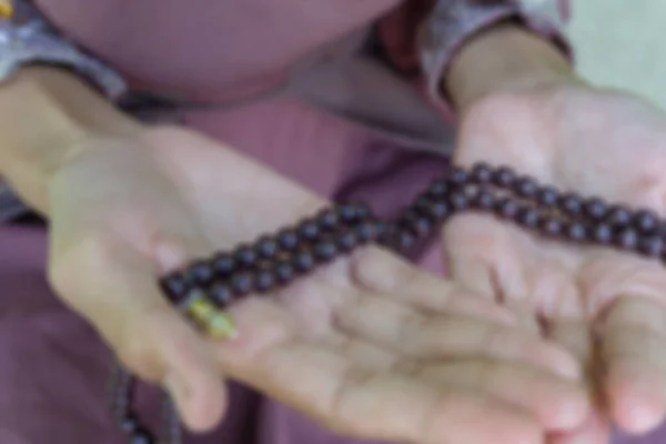 Potret Tangan Wanita Yang Sedang Memegang Tasbih — Stok Foto