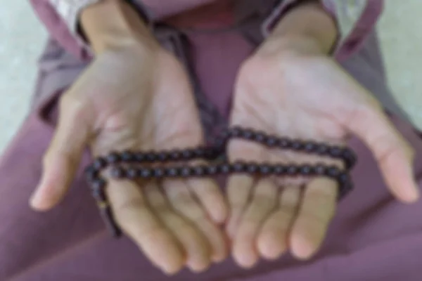 Defokussierte Aufnahme Der Hand Einer Frau Mit Gebetsperlen — Stockfoto