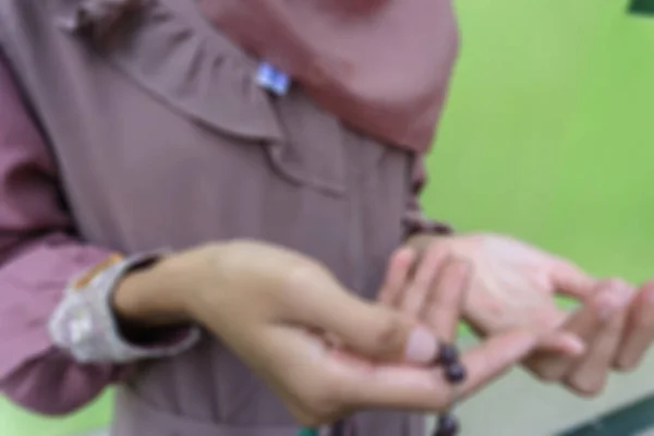 祈りのビーズを保持する女性の手の虐げられたショット — ストック写真
