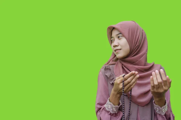 Piękna Azjatycka Muzułmanka Hidżab Trzymająca Ręku Kulki Modlitewne Zielonym Tłem — Zdjęcie stockowe