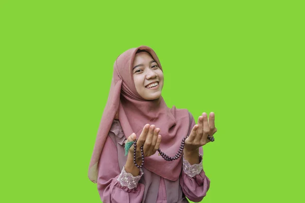 Вродлива Азійська Муслім Жінка Хіджаб Яка Тримає Руці Намистинки Зеленим — стокове фото