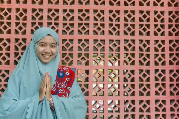 Bela Asiático Muçulmano Mulher Vestindo Hijab Oração Roupas Posando Saudação — Fotografia de Stock