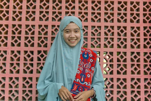 Slami Duvar Arkaplanlı Başörtüsü Dua Kıyafetleri Giyen Güzel Asyalı Müslüman — Stok fotoğraf