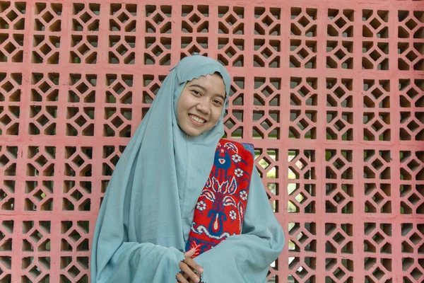 Wanita Muslim Asia Yang Cantik Mengenakan Pakaian Doa Syal Dengan — Stok Foto