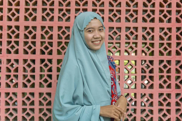 Schöne Asiatische Muslimische Frau Kopftuch Gebetskleidung Mit Islamischen Ornamenten Wandhintergrund — Stockfoto