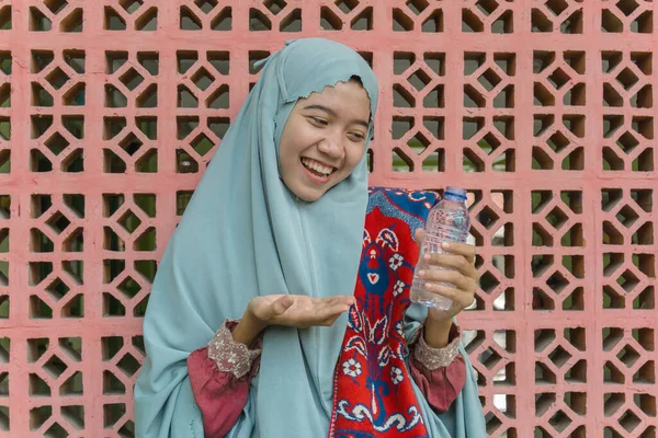 Hermosa Mujer Musulmana Asiática Con Ropa Oración Hijab Apuntando Botella —  Fotos de Stock