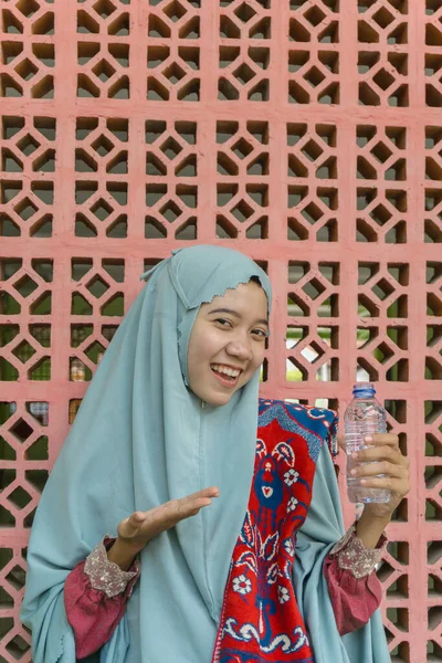 Wanita Muslim Asia Yang Cantik Mengenakan Pakaian Doa Jilbab Yang — Stok Foto