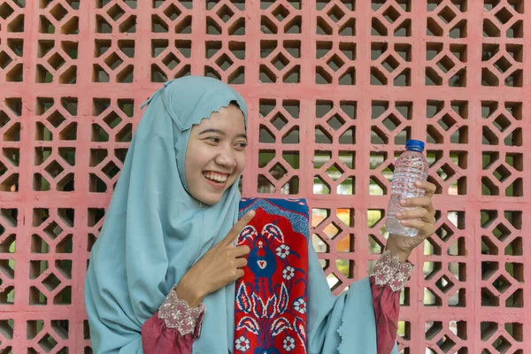 Krásná Asijská Muslimka Nosí Hidžáb Modlitební Oblečení Ukazující Láhev Vody — Stock fotografie