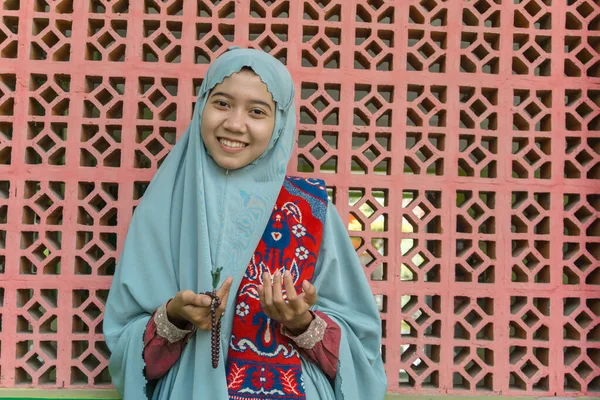 Schöne Asiatische Muslimische Frau Trägt Hijab Gebetskleidung Und Hält Gebetsperlen — Stockfoto