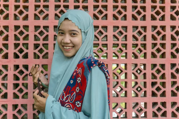 Hermosa Mujer Musulmana Asiática Vistiendo Ropa Oración Hijab Sosteniendo Cuentas — Foto de Stock