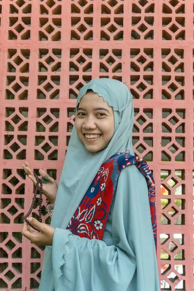 Wanita Muslim Asia Yang Cantik Mengenakan Pakaian Doa Jilbab Dan — Stok Foto