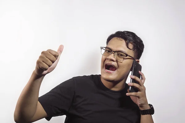 Bonito Inteligente Jovem Ásia Homem Vestindo Preto Shirt Chamando Alguém — Fotografia de Stock