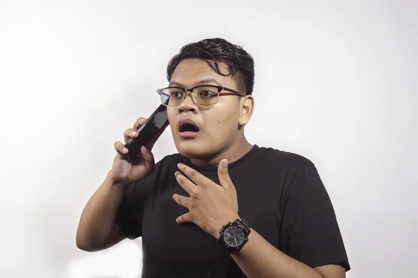 Yakışıklı Asyalı Genç Adam Akıllı Telefonla Birini Arıyor Şok Olmuş — Stok fotoğraf