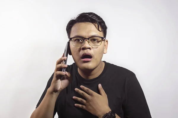 Bonito Jovem Asiático Homem Chamando Alguém Com Smartphone Mostrando Expressão — Fotografia de Stock