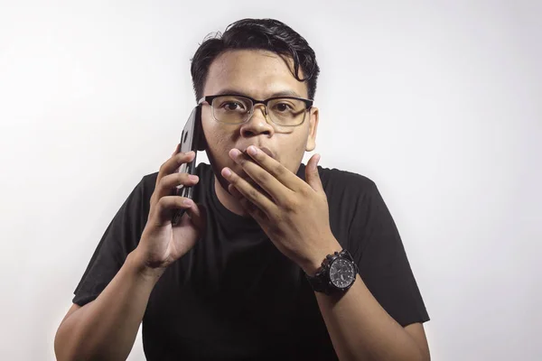 Guapo Joven Asiático Hombre Llamando Alguien Con Teléfono Inteligente Mostrando —  Fotos de Stock