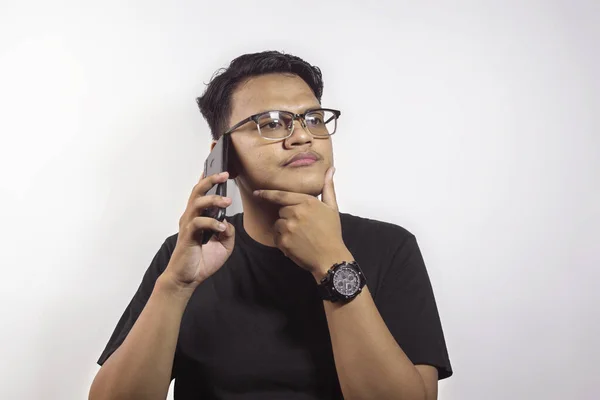 Siyah Tişört Giyen Yakışıklı Asyalı Genç Adam Akıllı Telefonlu Birini — Stok fotoğraf