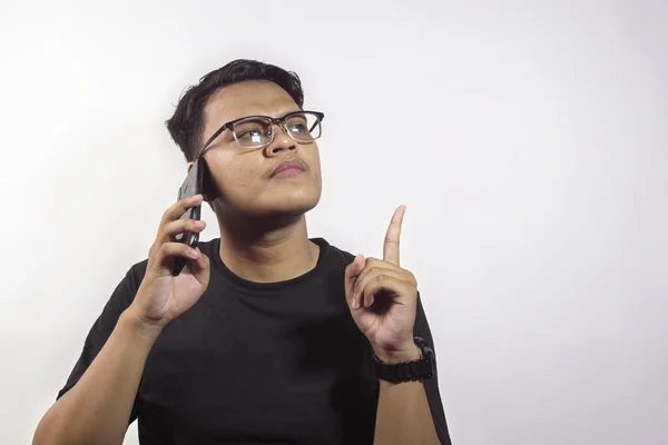 Jovem Inteligente Bonito Asiático Homem Vestindo Tshirt Preta Chamando Alguém — Fotografia de Stock