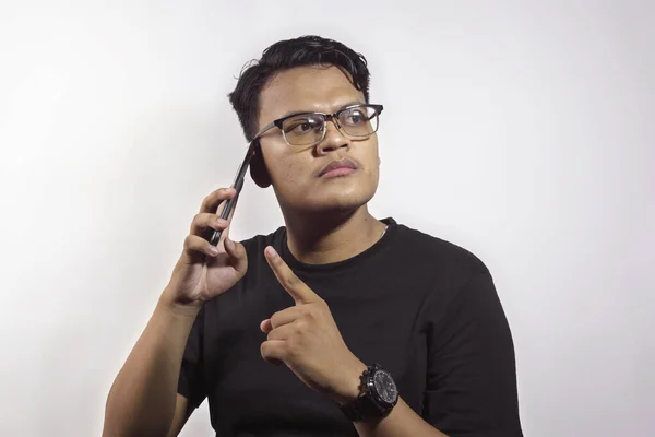 Joven Hombre Asiático Guapo Inteligente Con Camiseta Negra Llamando Alguien — Foto de Stock