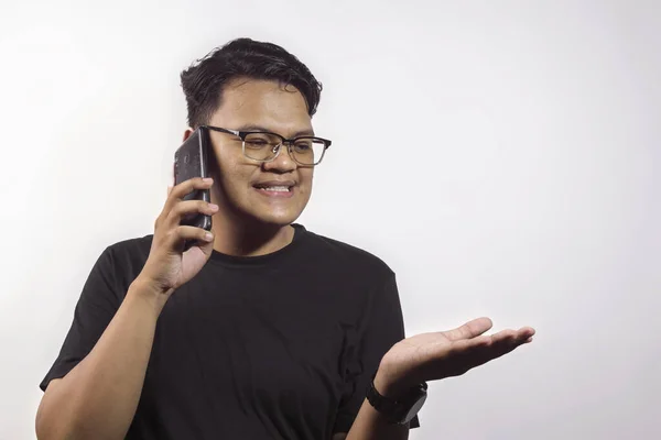 Snygg Ung Asiatisk Man Bär Svart Shirt Ringa Någon Som — Stockfoto