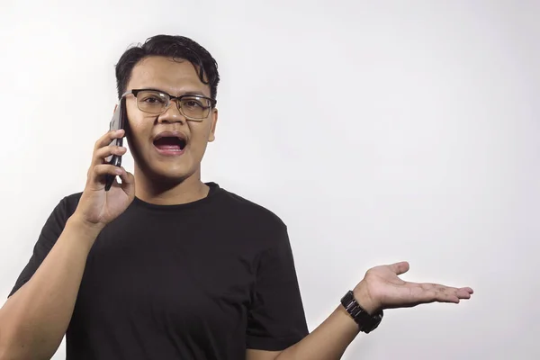 Siyah Tişört Giyen Yakışıklı Asyalı Bir Adam Akıllı Telefon Kullanarak — Stok fotoğraf