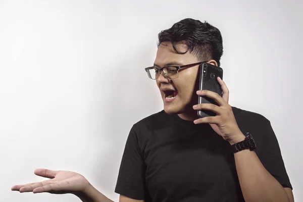 Fešák Mladý Asijský Muž Sobě Černé Tričko Volání Někdo Pomocí — Stock fotografie