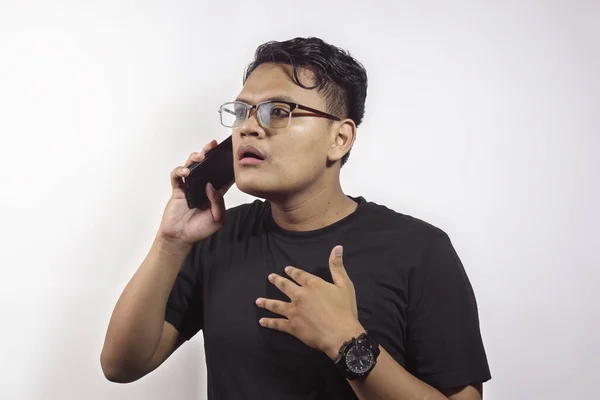 Bonito Jovem Asiático Homem Chamando Alguém Com Smartphone Mostrando Expressão — Fotografia de Stock