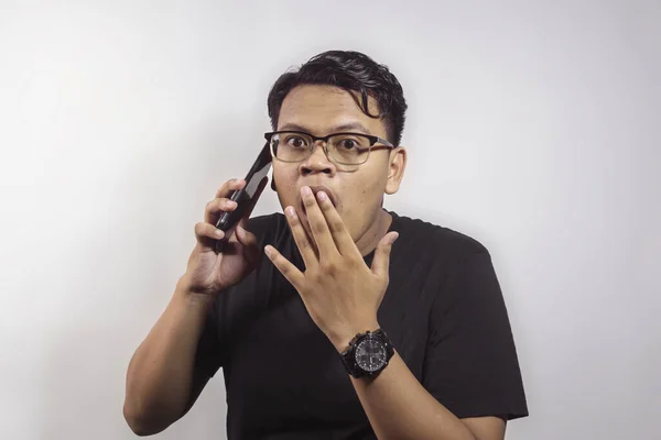 Красивый Молодой Азиат Звонит Кому Смартфоном Показывает Шокированное Выражение Лица — стоковое фото