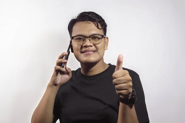 Snygg Smart Ung Asiatisk Man Bär Svart Shirt Ringa Någon — Stockfoto
