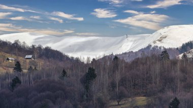 Transcarpathian bölgesinde karlı dağlar, Karpatlar, Ukrayna.