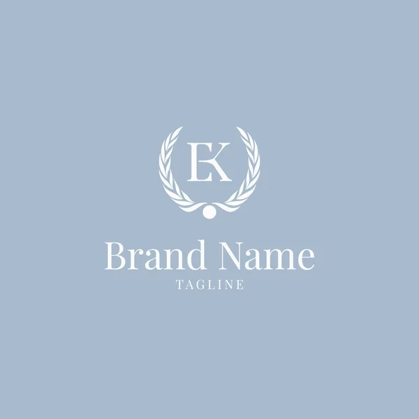 Carta Inicial Com Modelo Logotipo Real — Fotografia de Stock