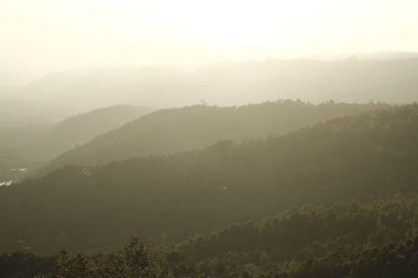Dağlı ve sisli güzel bir manzara.