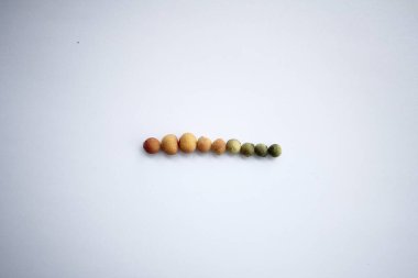 Beyaz arka planda bir sürü çatlak var.